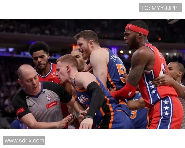 尼克斯球星受伤退出比赛，气势不减，团队精神彰显